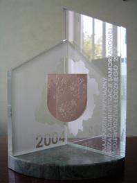 Zdjęcie przedstawiające nagrodę w konkursie  - Najbardziej Przyjazny Urząd Administracji Samorządowej Województwa Łódzkiego w 2004 r.